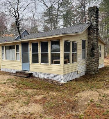 Sebago House | Quaint SWALLOW Cottage: Family & Pet-Friendly Retreat