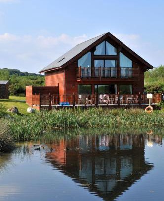 Winnard's Perch Resort | Swallow Lodge: Hot Tub, Pet-Friendly & Great Resort Amenities