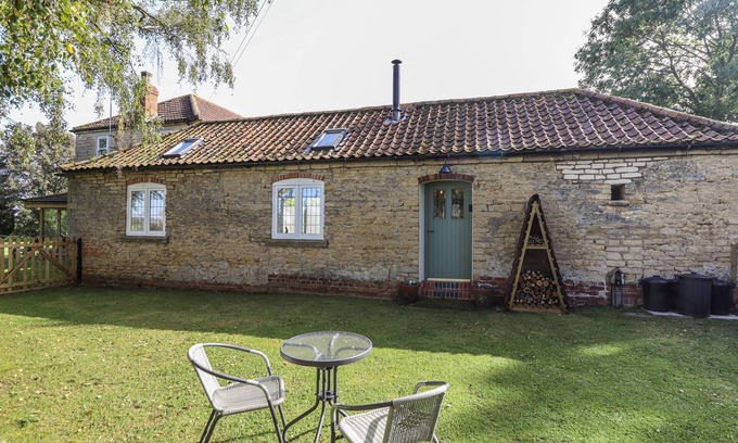 Glentham Cottage | Swallow's Nest: Cozy Pet-Friendly Retreat with Open Fire