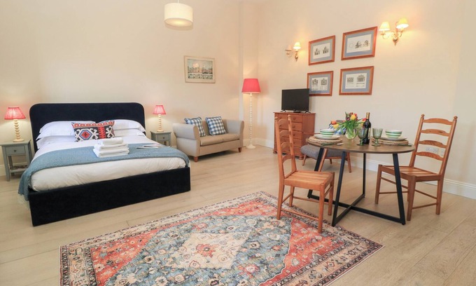 Cheltenham Cottage | SWALLOW STUDIO, pet friendly, with a garden in Andoversford
