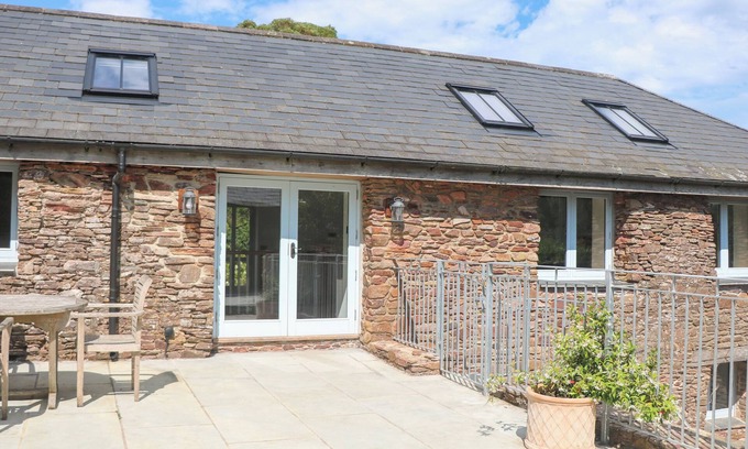 Totnes Cottage | Swallows Barn: Character Cottage with Oceanfront Garden