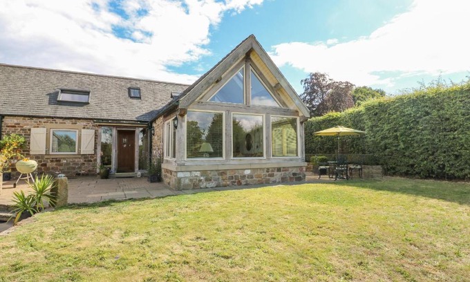 Holymoorside House | Family-Friendly Retreat at Swallows Barn - 4-Star Stay
