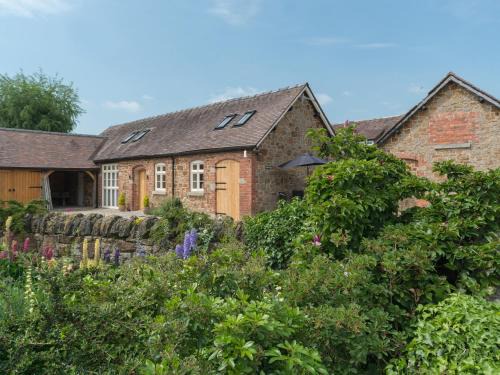 Eaton Mascott House | Elegant Swallows Cottage: Family-Friendly Retreat with 9.5/10 Rating