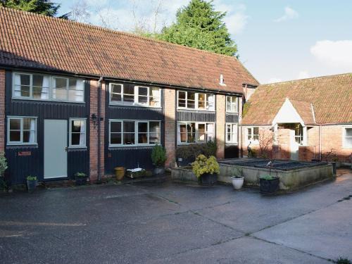 Ottery St Mary House | Discover Swallows Cottage: Pet and Child Friendly Retreat