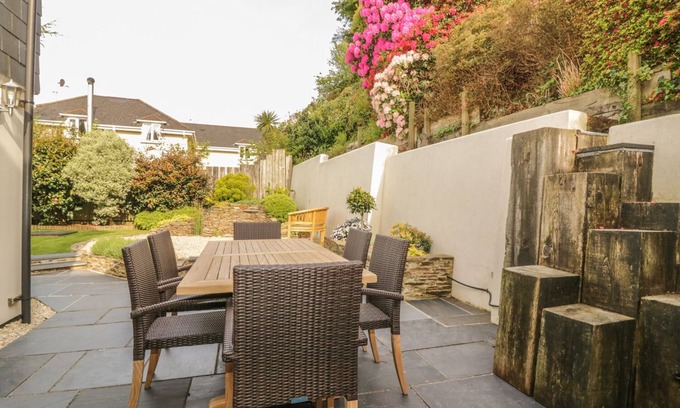 Tuckenhay Cottage | Family-Friendly Retreat at Swallows with Breakfast Included