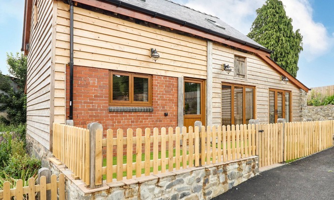 Montgomery Cottage | Relax at Swallows Rest: Pet-Friendly Holiday Cottage Retreat
