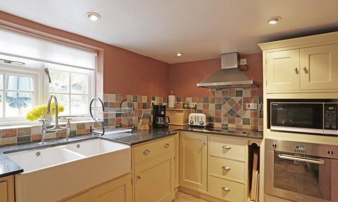 Woodbridge House | Top-Rated Swallows Chalet: Family-Friendly Retreat for 6