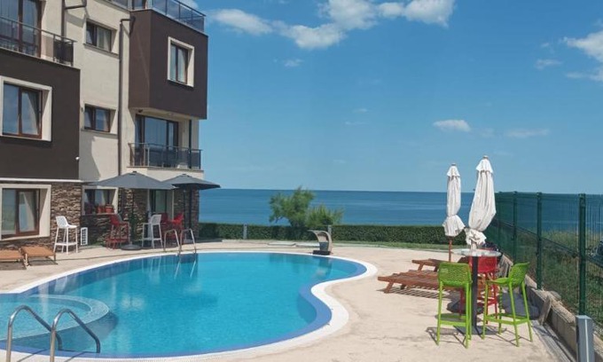 Chernomorets Apartment | Pet-Friendly Swan Bay Complex with Oceanfront Views