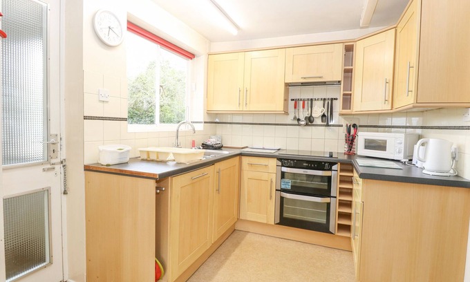 Horning Cottage | Cozy Swan Dyke Cottage: Family & Pet Friendly Retreat