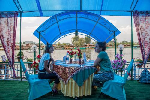 Srinagar Boat Rental | Cozy Swan Group of Houseboats on Golden Dal Lake