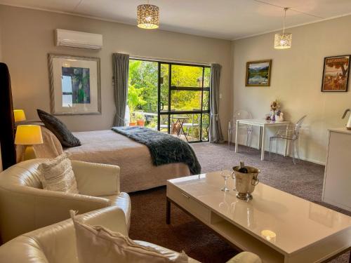 Martinborough Bed & Breakfast | Experience Comfort at Swan House – 4-Star Retreat with Hot Tub