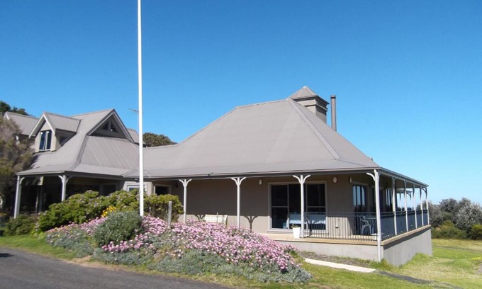 Ventnor House | Relax at Swan Lake Guest House with Hot Tub & Great Reviews