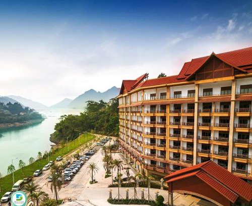 Tourakom Hotel | Relax at Swan Lake Hotel: Spa, Dining & Family Friendly