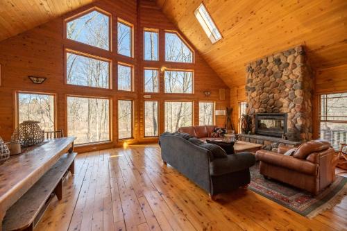 Saugatuck House | Modern Swan Lodge Retreat Near Downtown Saugatuck