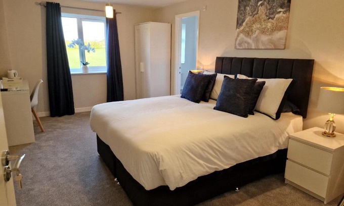 Taunton House | Exquisite Swan Retreat: Guest Rated 8.8/10 for Comfort