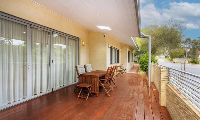 Swanbourne House | Architect-Designed Retreat with Treetop Views & Breakfast
