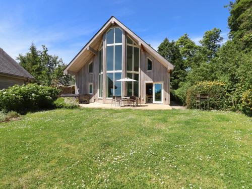 Eleighwater House | Experience Swandown: Pet-Friendly Retreat with Pool Access