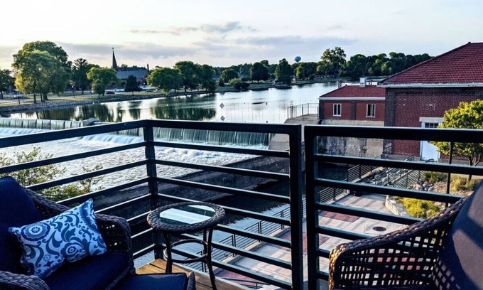 Waverly Apartment | Stylish Downtown Loft with Family-Friendly Amenities