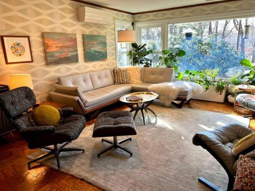 Andover Villa | Stylish Midcentury Ranch with Fireplace - Rated 10/10