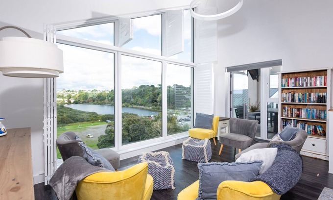 Maenporth House | Oceanfront Swanpool View: Ideal for Families with 4 Bedrooms