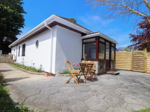 Maenporth Apartment | Swans Nest: A 4-Star Pet-Friendly Retreat with High Ratings