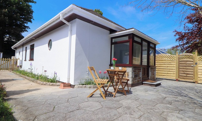 Maenporth Cottage | Pet-Friendly Swans Nest: Cozy Country Cottage in Falmouth