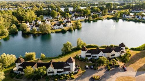 South Cerney House | Swans Rest Lakeside Retreat with Kayaks & Hot Tub