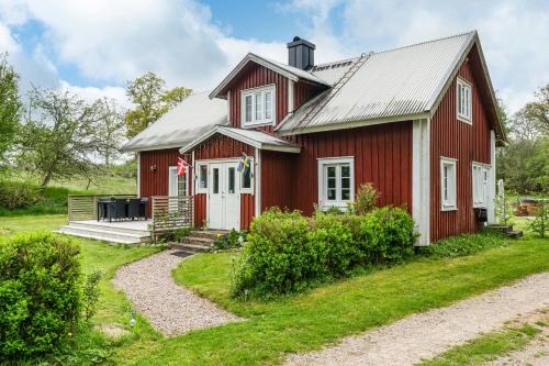 Traryd House | Swedish Cottage By Forest And Lake In Småland