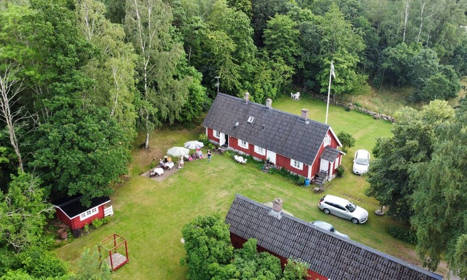 Falkenberg Municipality Cabin | Discover Swedish Idyll: Family-Friendly with Breakfast & Kitchen