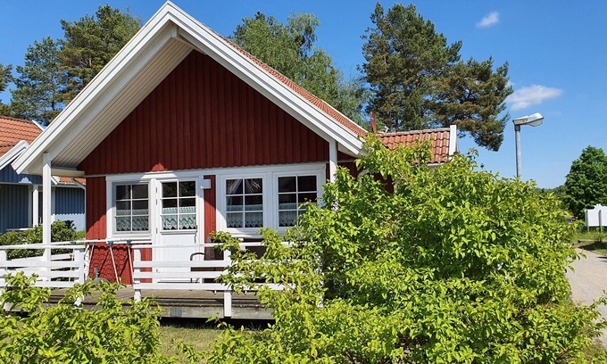 Userin House | Scenic Swedish Vacation Home with Ocean View on Lake Userin