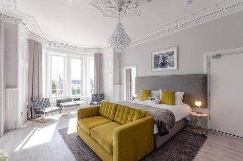 Motherwell Apartment | Pet-Friendly Sweeney Apartments & Rooms with Hot Tub