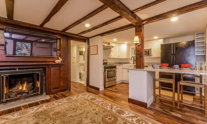 Marblehead Apartment | Exquisite Harbor Views & Private Deck in Historic District