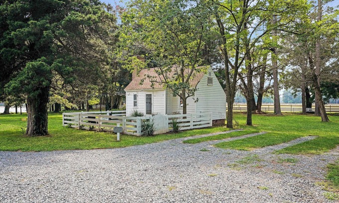 Locustville Apartment | Sweet 1BDR Farm Cottage w/Fire Pit + Creek View