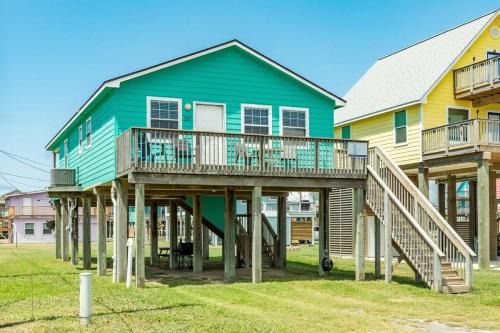 Surfside Beach House | Beachside Bliss: Sweet Caroline, Pet-Friendly & Family-Ready