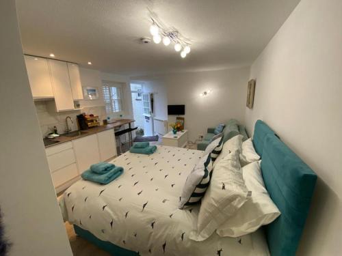 Mousehole Apartment | Inviting Sweet Caroline: Studio Near Mousehole Harbour