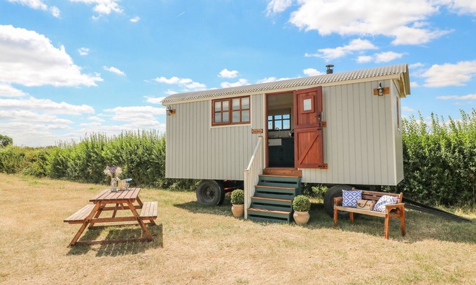 East Drayton Cottage | Cozy Sweet Caroline Shepherd's Hut with Pet-Friendly Amenities
