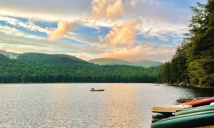 Stony Creek Cabin | Cozy Chalet by the Lake with Mini-Golf & Breakfast