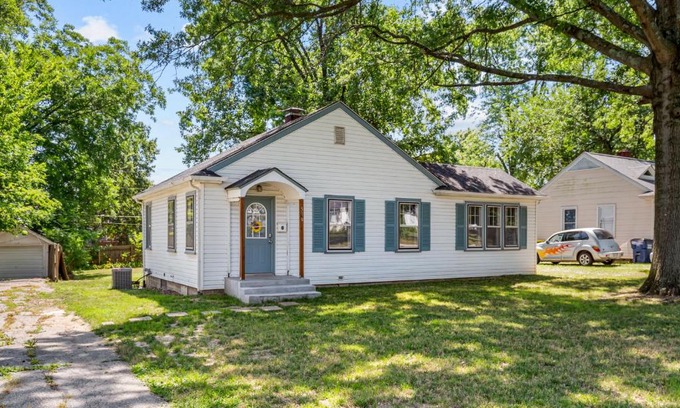 Warrenton House | Pet-Friendly Getaway at The Cherry House - JZ Vacation Rentals