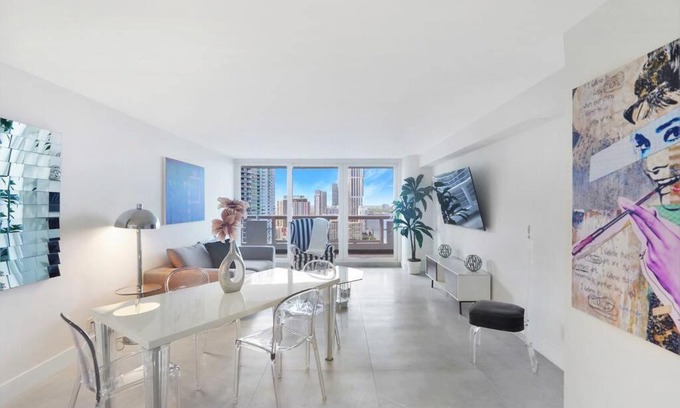 Downtown Miami Apartment | Serene Getaway: Renovated Hotel with Water Views & Pool
