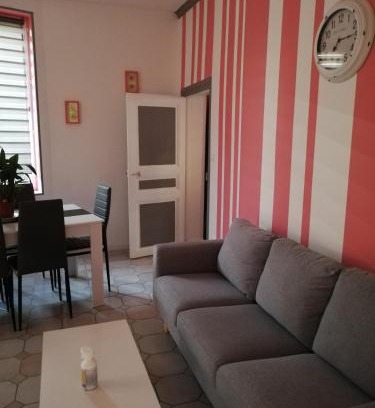 La Fere House | Serene Garden Retreat: Pet-Friendly Stay with Dining Options