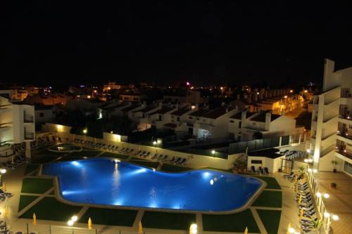 Montechoro Apartment | Inviting Sweet Home Albufeira: Oceanfront with Pool Access