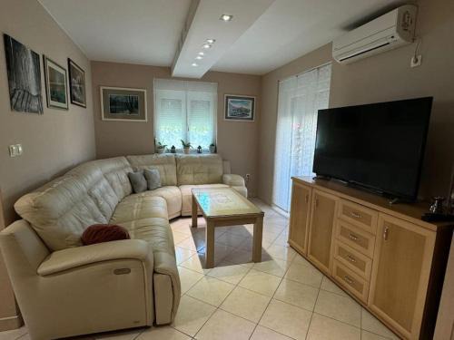 Cove Tri Zala (Zrnovo) Apartment | Welcoming Stay at Sweet Home: Family & Pet Friendly