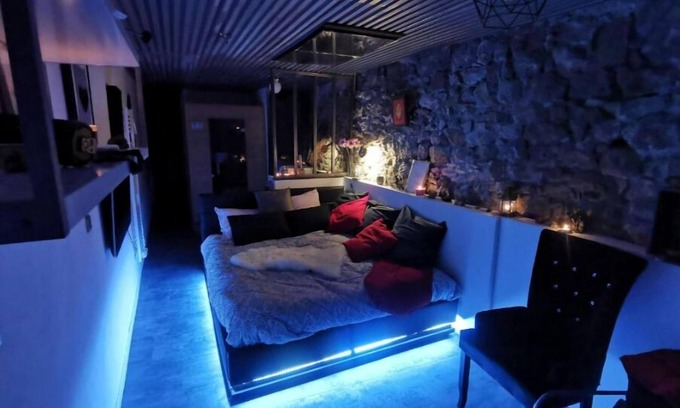 Quartier Hyper-Centre Apartment | Romantic Loft in Grenoble with Hot Tub and Sauna