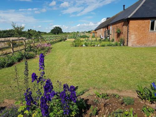 Clyst St Mary Apartment | Perfect Sweet Meadow Lodge with Breakfast & Kitchen Access