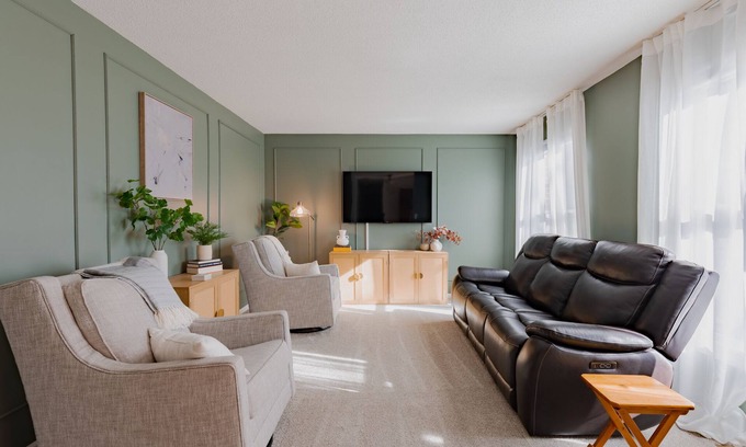 Midland House | Pet & Family Friendly Sweet Retreat with Fenced Yard
