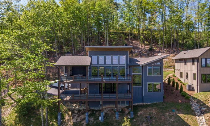 Deep Gap House | Elegant Sweet Sejour: Hot Tub, Pool Table & Scenic Views
