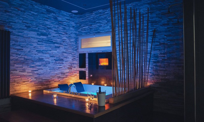 Naples City Centre Bed & Breakfast | Relaxing Retreat at Sweet Sleep with Pool & Spa Amenities