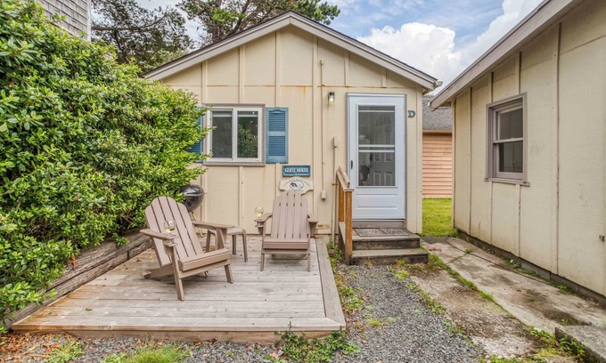 Downtown Cannon Beach Apartment | Sweet Studio Cottage with Deck close to Beach and Downtown