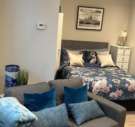 Rickmansworth Apartment | Family-Friendly Retreat at Sweet Swan House - Rated 9.4/10