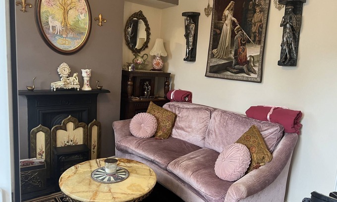 Glastonbury Cottage | Charming Victorian Cottage Near High St. with Breakfast